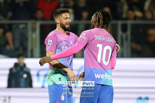 ▲ 유럽축구연맹(UEFA)은 23일 오후 8시(한국시간) 스위스 니옹의 UEFA 하우스에서 2023-24시즌 유로파리그 16강 대진 추첨식을 진행했다. 우승후보 리버풀은 스파르타 프라하를 만나고, 레버쿠젠은 카라바크, AC밀란은 슬라비하 프라하를 상대해 나름 수월한 대진표를 받아들었다.