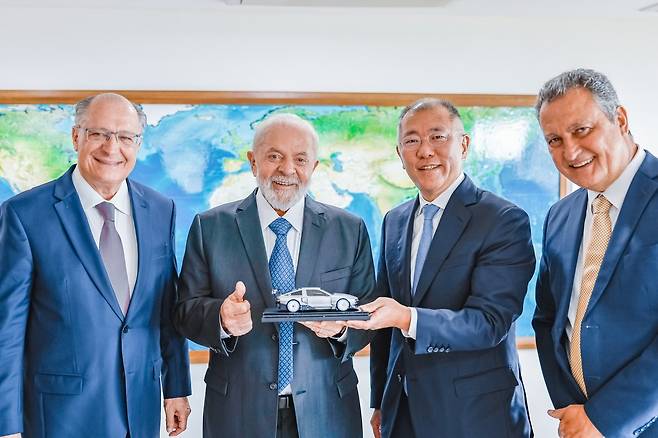 정의선 현대차그룹 회장과 함께 선 브라질 룰라 대통령 '엄지 척' [루이스 이나시우 룰라 다시우바 브라질 대통령 엑스(X) 캡처. 재판매 및 DB 금지]