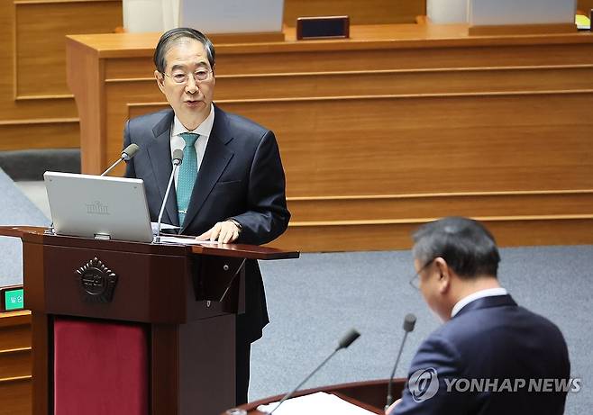 대정부질문 답변하는 한덕수 총리 (서울=연합뉴스) 이정훈 기자 = 한덕수 국무총리가 23일 국회 본회의 대정부질문에서 더불어민주당 김태년 의원의 질문에 답변하고 있다. 2024.2.23 uwg806@yna.co.kr