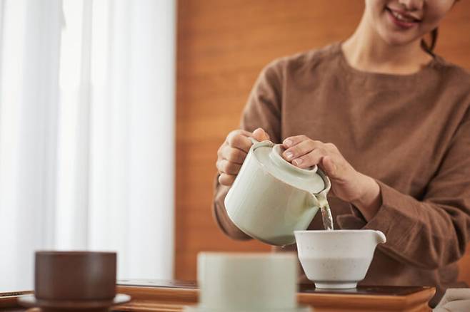 아침에 일어난 뒤, 밤에 잠자리에 들기 전에 각각 따뜻한 물 한 잔을 마시는 습관을 들여보자. 나이가 들수록 따뜻한 물을 조금씩 자주 충분히 마시면 건강에 좋다. [사진= 게티이미지뱅크]