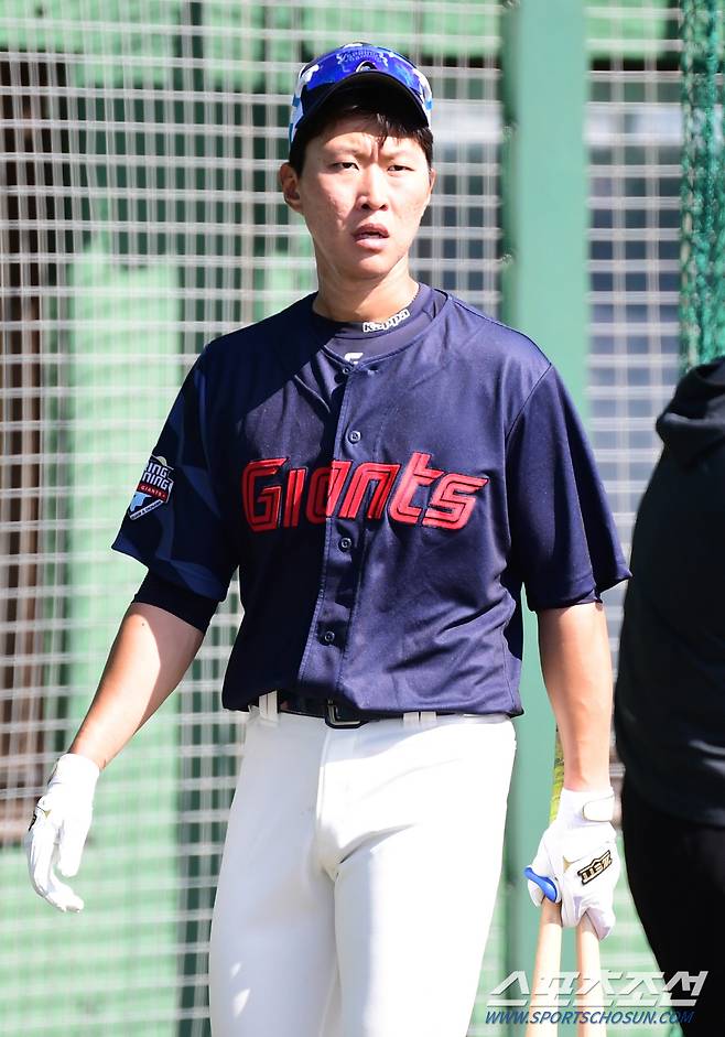 22일 롯데 자이언츠 선수단이 일본 오키나와 이토만 야구장에서 2차 캠프를 진행했다. 타격 훈련하는 롯데 박승욱. 오키나와(일본)=송정헌 기자songs@sportschosun.com/2024.02.22/