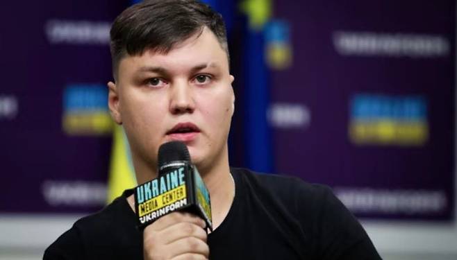 러시아 헬기 조종사 막심 쿠즈미노프가 기자회견을 하던 모습./우크라이나 프라우다 홈페이지