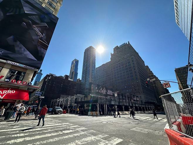 지난해 철거된 뉴욕 맨해튼 호텔 펜실베이니아 부지. 건널목 건너 오른편에는 펜스테이션이 있다. /윤주헌 특파원