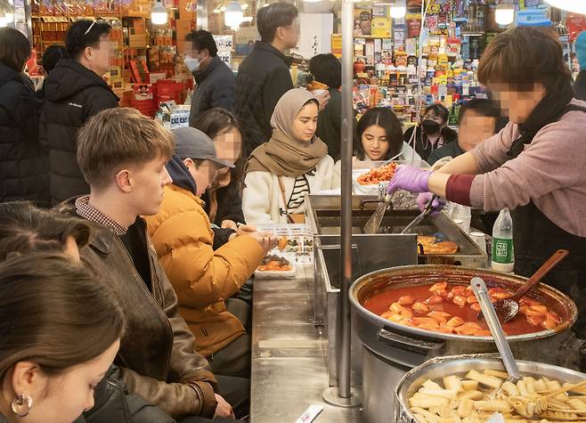 12일 오후 서울 종로구 광장시장 내 가판대 음식점이 외국인 관광객들로 붐비고 있다. /박상훈 기자