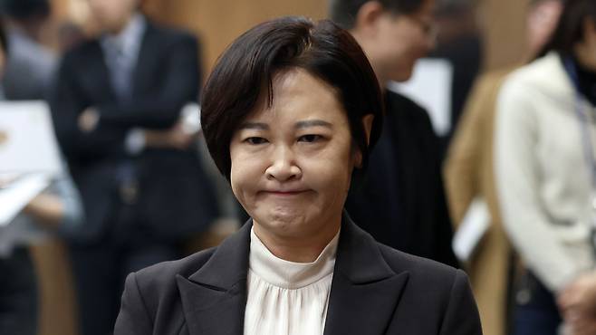 이수진 더불어민주당 의원이 22일 오후 서울 여의도 국회 소통관에서 탈당 기자회견을 하기 위해 회견장에 들어서고 있다. /뉴스1