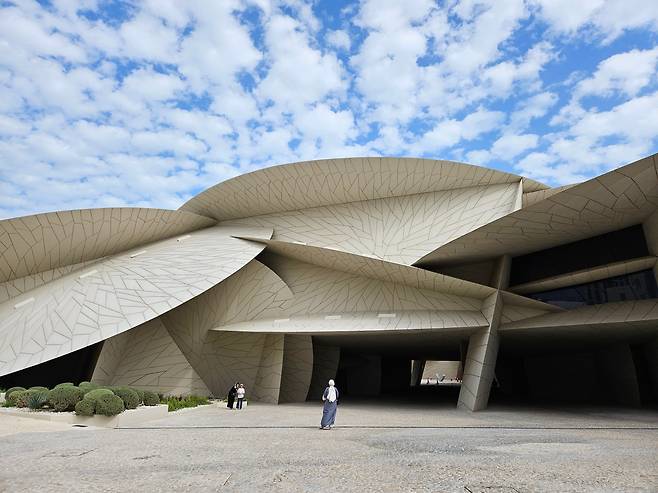 카타르를 대표하는 건축물로 첫손에 꼽히는 카타르 국립박물관. 사막의 돌 '데저트 로즈'를 모티프로 설계했다. /정상혁 기자