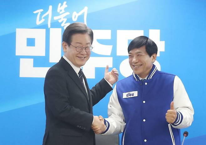 이재명 더불어민주당 대표가 23일 서울 여의도 민주당 중앙당사에서 열린 26, 27차 인재 영입 환영식에서 이성윤 前서울중앙지검장과 기념촬영을 하고 있다. /뉴스1