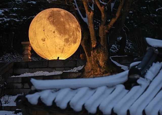 정월대보름을 이틀 앞둔 지난 22일 오후 서울 종로구 창경궁 풍기대에 보름달 조형물이 설치돼 있다.ⓒ연합뉴스