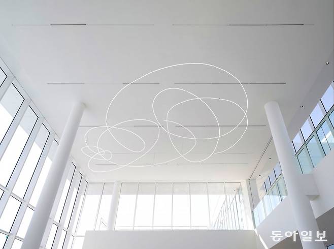 루치오 폰타나의 ‘제9회 밀라노 트리엔날레를 위한 네온 구조‘(1951년, 2024년 재제작). 솔올미술관 제공