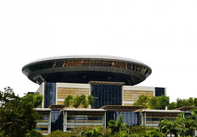 2023년 9월 소액 민사 재판을 위한 AI 판사 도입 계획을 발표한 싱가포르 대법원 청사. 이 AI 판사는 재판 당사자에게 절차와 보호받을 법적 권리, 쟁점이 되는 금액 등을 자세히 설명해주고 서류 작성까지 도와주는 역할을 할 것이다. Zairon(W) 제공