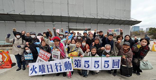 시민단체 ‘조선고급학교 무상화를 요구하는 연락회·오사카’ 회원들이 6일 오사카시 오사카부 청사 앞에서 ‘화요일 행동 555회’ 집회를 연 뒤 차별 철폐를 촉구하며 파이팅을 외치고 있다. 오사카/이정용 선임기자