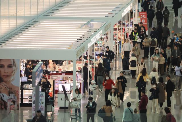 13일 인천 영종도 인천국제공항 제2여객터미널 면세점 구역이 여행객으로 붐비고 있다. 연합뉴스
