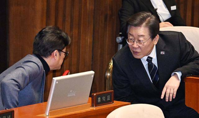 이재명(오른쪽) 더불어민주당 대표가 23일 국회 본회의장에서 홍익표 원내대표와 대화하고 있다. 고영권 기자