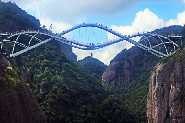 저장성 명산 신선거의 공중에 매달린 여의교. 코로나19로 통제한 기간 동안 신선거에는 협곡을 잇는 여러 개의 다리가 추가됐다. ⓒ최종명