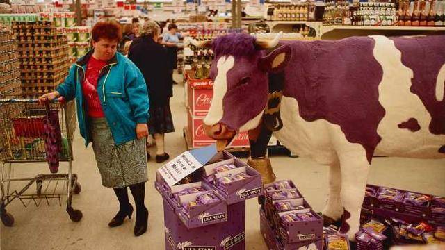 독일 통일 이후 슈퍼마켓에서 쌓여 있는 생필품을 보고 놀라는 동독 주민. 독일역사박물관 제공
