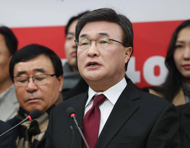 김대식 민주평화통일자문회의 사무처장이 지난달 9일 부산시의회 브리핑룸에서 기자회견을 열고 제22대 총선 국민의힘 부산 사상구 출마를 선언하고 있다. 뉴스1