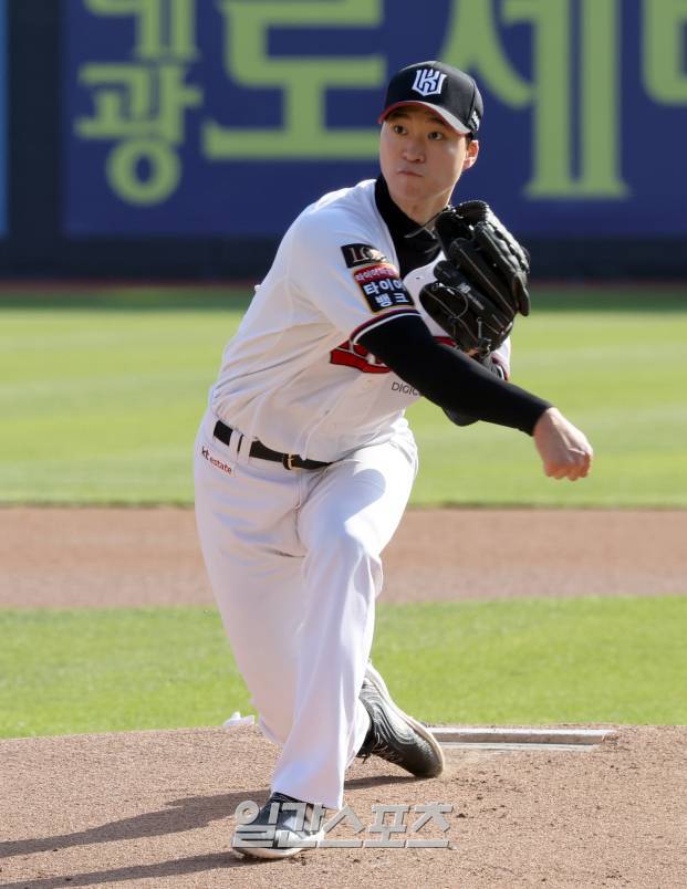 LG 트윈스와 kt위즈의 2023 KBO 한국시리즈 4차전 경기가 11일 오후 수원 KT위즈파크에서 열렸다. kt 선발 엄상백이 힘차게 공을 던지고 있다. 수원=정시종 기자&nbsp; /2023.11.11.