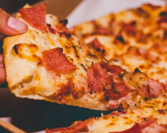 스트레스를 받을 때 고지방 음식을 섭취하면 오히려 스트레스가 쌓이고 건강에 좋지 않다는 연구 결과가 나왔다. 사진은 피자. [사진=Pexels]