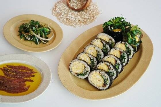 저탄수 잡곡밥과 제철 냉이, 안초비, 달걀말이로 만든 김밥. 사진 윤지아