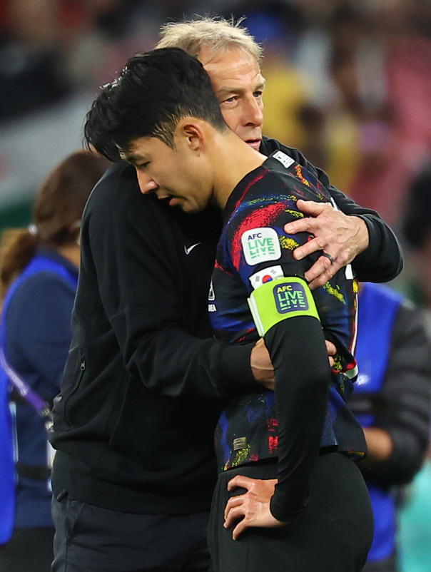 위르겐 클린스만 감독이 지난 2월 7일 아시안컵 4강에서 요르단에 패한 뒤 손흥민을 위로하고 있다. 연합뉴스