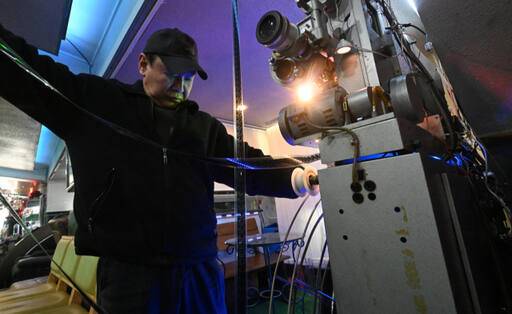 고재서 동광극장 대표가 아날로그 영사기 속 필름을 되감고 있다. 조주현기자