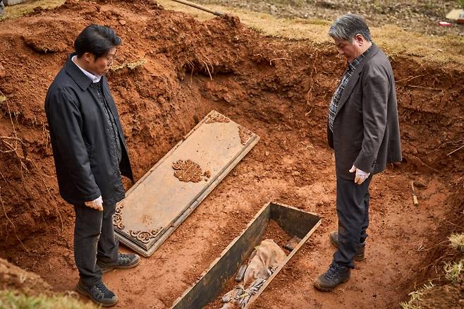 영화 '파묘'는 거액의 이장 의뢰를 받고 이름 모를 묘를 팠다가 기이한 사건에 휘말리는 이들의 이야기를 그린다. 사진제공=쇼박스