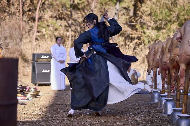 '파묘'에서 무속인 화림 역할을 맡은 김고은. 사진제공=쇼박스