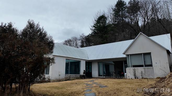 경매로 나온 경기도 가평군 가평읍 두밀리 일대의 한 펜션. 이건욱PD