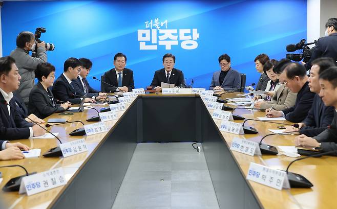 이재명(가운데) 더불어민주당 대표가 23일 서울 여의도 중앙당사에서 열린 최고위원회의에서 발언하고 있다. [연합]