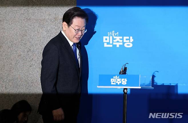 [서울=뉴시스] 이영환 기자 = 이재명 더불어민주당 대표가 22일 오후 서울 여의도 국회 당대표실 앞에서 취재진과 질의응답을 하기 위해 단상으로 향하고 있다. 2024.02.22. 20hwan@newsis.com