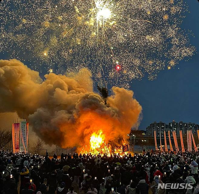 [대구=뉴시스] 정재익 기자 = 정월대보름인 24일 대구 북구 산격야영장에서 열린 '2024 금호강 정월대보름 축제'에서 시민들이 활활 타오르는 달집을 바라보고 있다. 2024.02.24. jjikk@newsis.com