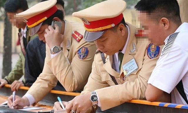 공안이 한 시민의 인적 사항을 적고 있다. Vnexpress