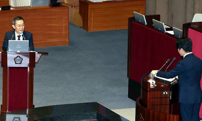 이종호 과학기술정보통신부 장관이 23일 서울 여의도 국회에서 열린 제413국회(임시회) 제5차 본회의에서 진행된 경제에 관한 질문에서 김근태 국민의힘 의원의 질문에 답변하고 있다. 뉴시스