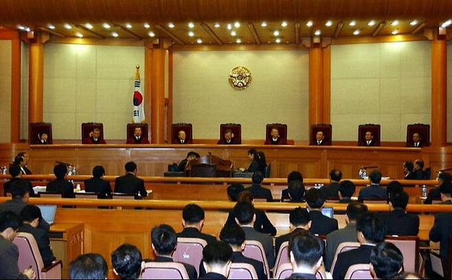 2004년 3월30일 헌법재판소 대심판정에서 노무현 당시 대통령 탄핵심판 사건 심리가 열리고 있다. 재판관 9명 가운데 왼쪽에서 4번째가 김영일 재판관이다. 세계일보 자료사진
