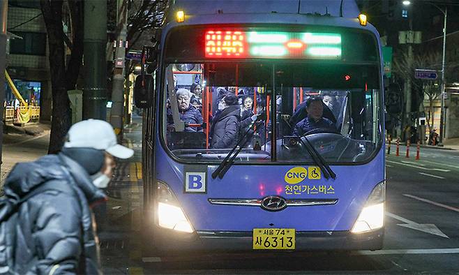 서울 노원구 7단지영업소 정류장에서 출발한 8164번 버스가 손님들을 태운 채 새벽 도로를 달리고 있다. 최상수 기자