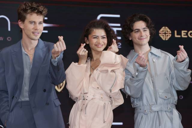 티모시 샬라메(오른쪽)와 젠데이아 콜먼, 오스틴 버틀러가 기자간담회장에서 포즈를 취하고 있다. 연합뉴스