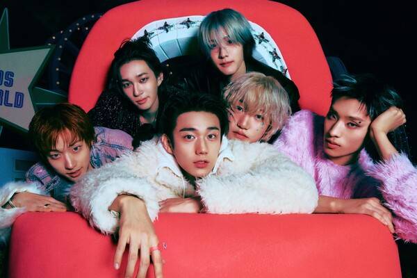 ▲ 피원하모니가 지난해 발표한 싱글 '폴 인 러브 어게인'과 지난 2월초 발표한 첫 정규앨범 '때깔'이 국내외 차트에서 좋은 성과를 거두며 글로벌 대세로 자리잡고 있다. 제공|FNC엔터테인먼트