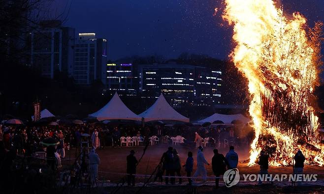 액운 훨훨 (전주=연합뉴스) 나보배 기자 = 정월대보름인 24일 전북 전주시 완산구 삼천동 전주기접놀이전수관 인근에서 열린 정월대보름 굿 '망월이야' 행사에서 시민들의 소원지를 매단 달집태우기가 펼쳐지고 있다. 2024.2.24 warm@yna.co.kr
