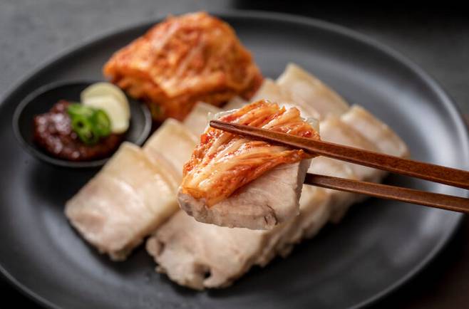 비타민B12를 함유한 고기와 발효식품인 김치는 기분을 좋아지게 하는 식품으로 꼽힌다. [사진=클립아트코리아]