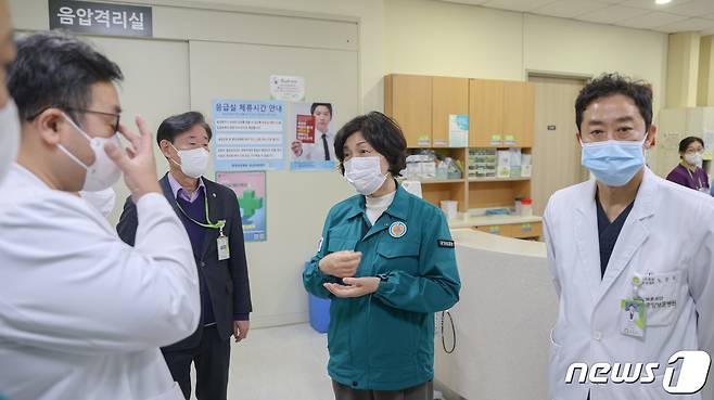 강정애 국가보훈부 장관이 21일 오후 의료계 집단행동 관련해 비상 진료체계 대응현황을 점검하기 위해 서울 강동구 중앙보훈병원을 방문했다. (국가보훈부 제공) 2024.2.21/뉴스1