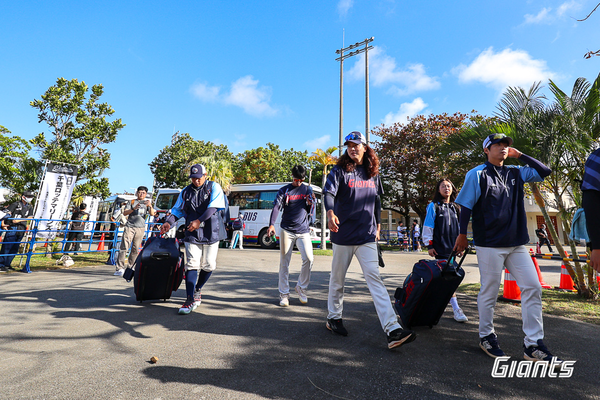 롯데는 24일 일본 오키나와현에 위치한 니시자키 운동장에서 열린 지바롯데 1군과 교류전 첫 경기에서 3-7로 패했다. 사진┃롯데 자이언츠
