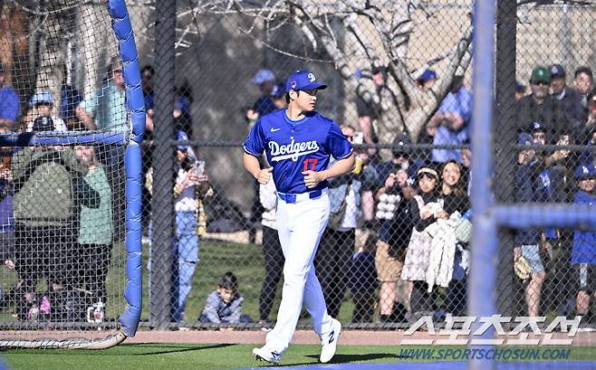 LA 다저스 오타니 쇼헤이가 캐멀백랜치를 찾은 팬들의 환호를 받으며 그라운드로 들어서고 있다. 글렌데일(미국 애리조나주)=허상욱 기자wook@sportschosun.com