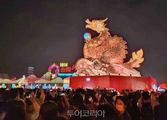 올해 주등&nbsp;&nbsp;'용이 대만에 오다(龍來台灣)' 점등식이 오늘(24일) 저녁 7시 열려 용의 웅장한 기세를 드러냈다.&nbsp;