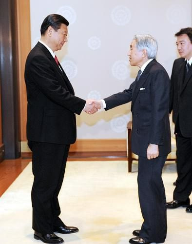 2009년12월 일본을 방문한 시진핑 당시 중국 국가 부주석이 일본 아키히토 일왕과 악수를 나누고 있다. /중국정부망