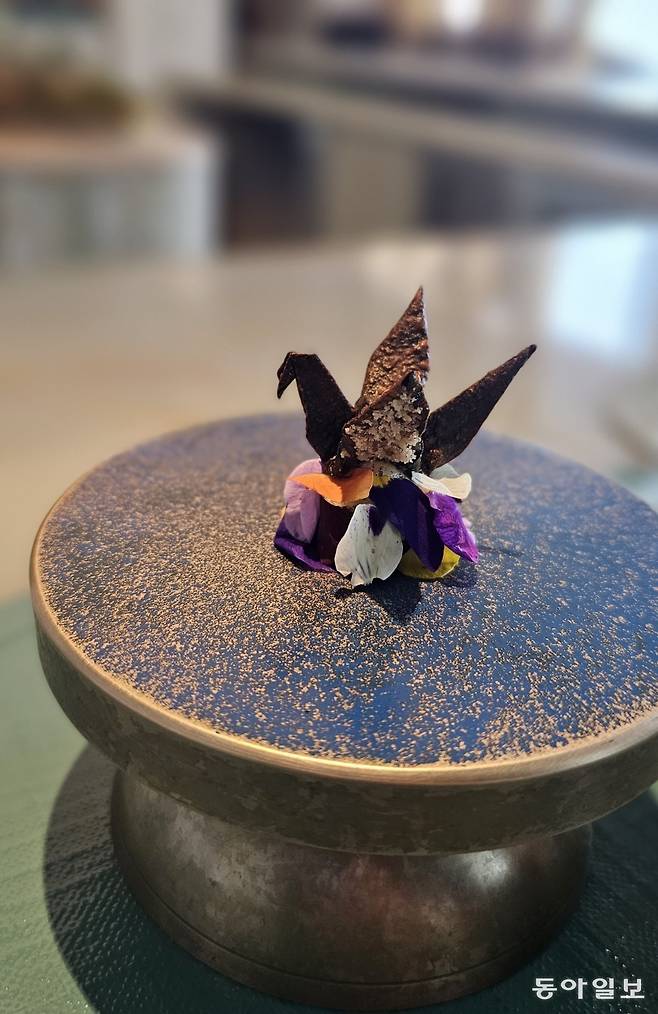 파래김을 종이학 형태로 접어낸 주전부리.