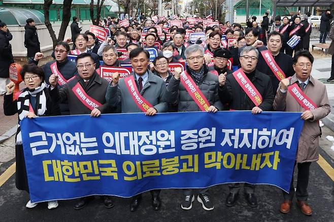 정부의 의과대학 입학 정원 확대 정책에 반대하는 대한의사협회(의협) 산하 전국 16개 시·도 의사들이 25일 오후 서울 용산구 의협회관에서 용산 대통령실을 향해 행진하고 있다. 2024.2.25/뉴스1 ⓒ News1 민경석 기자 /사진=뉴스1