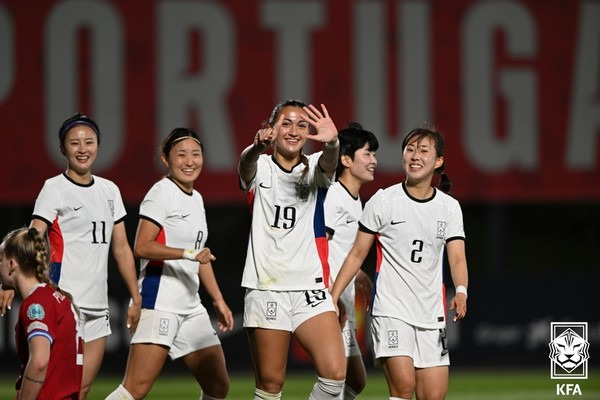 최유리(왼쪽부터), 조소현, 케이시 유진 페어, 지소연, 추효주(이상 여자 축구대표팀). 대한축구협회 제공