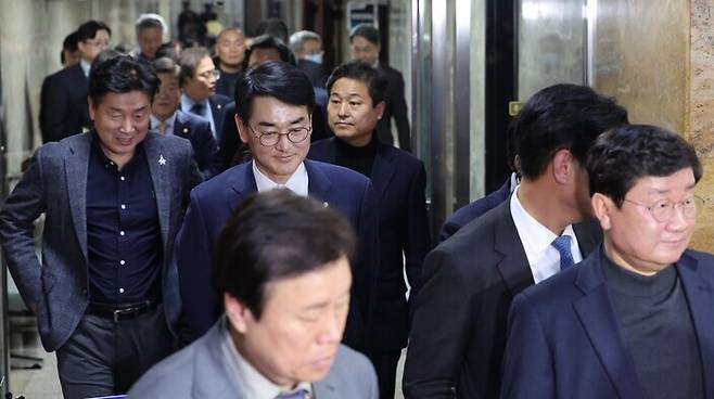 더불어민주당 의원들이 지난 21일 국회에서 열린 비공개 의원총회를 마치고 걸어 나오고 있다. 뒤쪽에 ‘의정활동 하위 10%’에 속했다고 당 공천관리위원회로부터 통보받은 박용진 의원이 보인다. 김봉규 선임기자 bong9@hani.co.kr