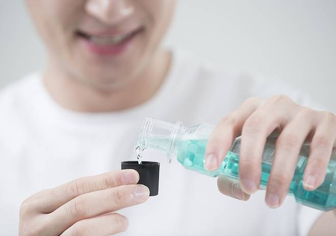 가글을 너무 과도하게 사용하면 입안이 건조해져 입 냄새가 날 수 있기 때문에 하루 1~2회 정도만 하는 게 좋다./사진=클립아트코리아