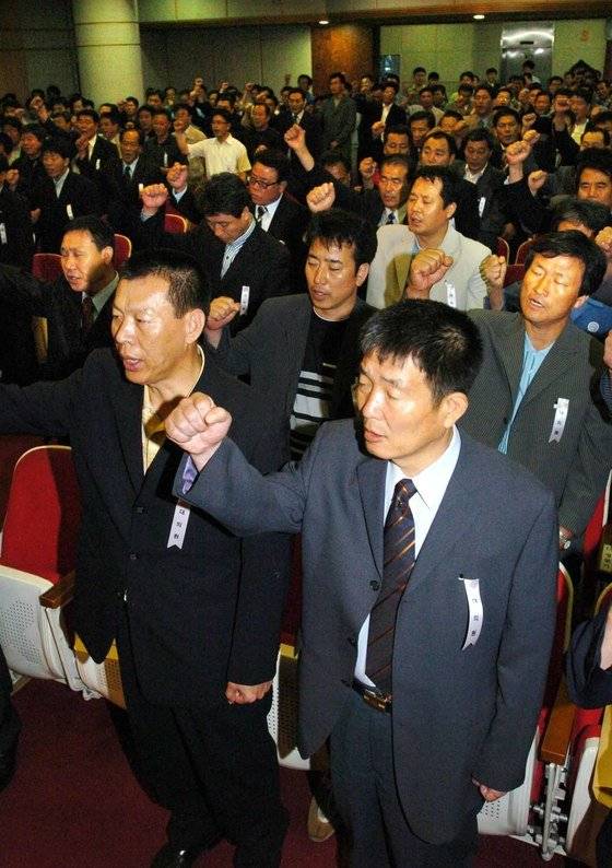 2005년 6월 14일 열린 부산항운노조 임시 대의원대회에서 대의원들이 '노조 민주화와 자정'을 결의하고 있다. 중앙포토